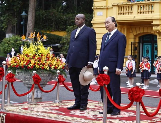 President hosts welcome ceremony for Ugandan counterpart - Ảnh 2.