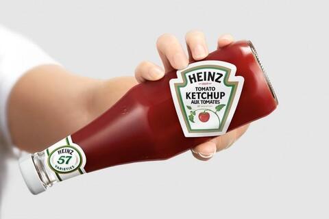 Heinz illustrates perfect ketchup pour with off-angle label