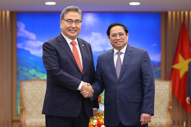 Prime Minister hosts reception for Korean Foreign Minister - Ảnh 1.