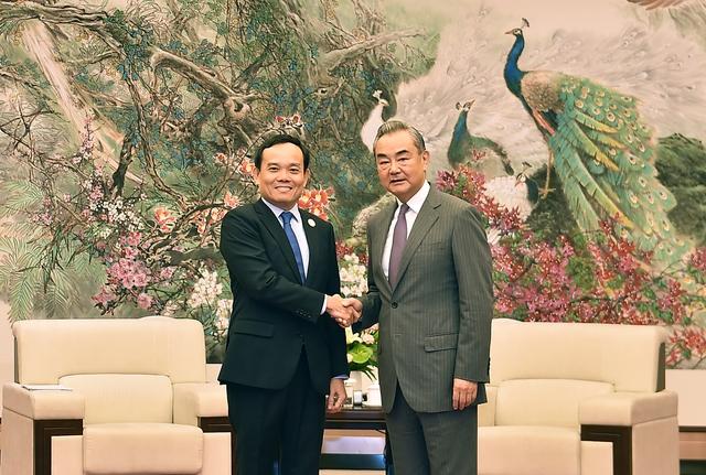 Viet Nam treasures friendly neighborliness with China: Deputy PM - Ảnh 1.